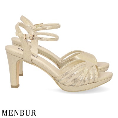 Sapatos de salto alto dourados com tiras cruzadas e fivela