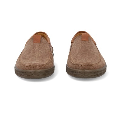 Sapatos castanhos de lona com sola de borracha escura