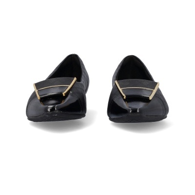 Mocassins pretos de couro com detalhes dourados