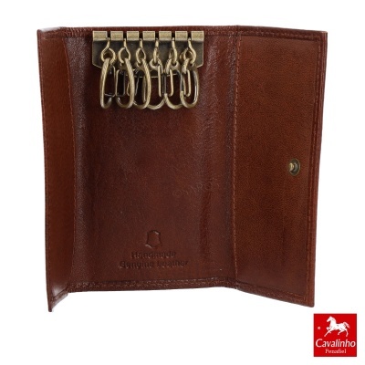 Chaveiro em pele genuína castanha com seis argolas metálicas douradas