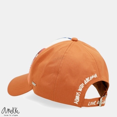 Boné laranja com texto branco bordado e ajuste de fivela.