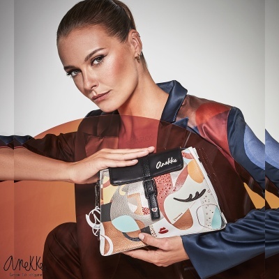 Carteira Anekke com padrão abstrato colorido e fecho preto