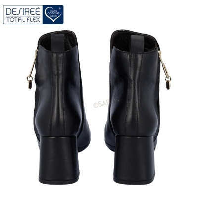 Botas pretas de salto médio com fecho dourado