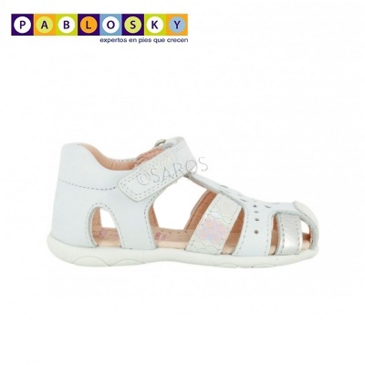 Sandália infantil Pablosky em pele branca com fecho de velcro e recortes