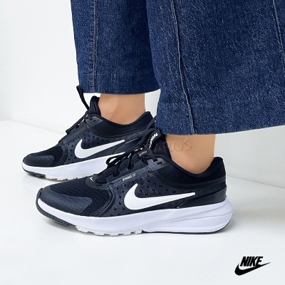 Ténis desportivos Nike negros com swoosh branco e sola branca