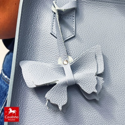 Bolsa azul em pele com aplique borboleta e etiqueta Cavalinho Penafiel