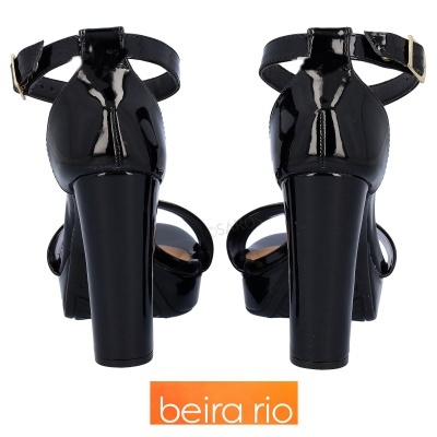 Sandálias pretas de salto alto grosso com tira no tornozelo em fundo branco e logótipo Beira Rio