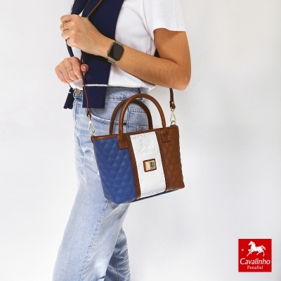 Mala de mão feminina azul, branca e castanha com alça de ombro ajustável