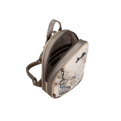 Mochila pequena bege e castanha com fechos e padrão abstrato