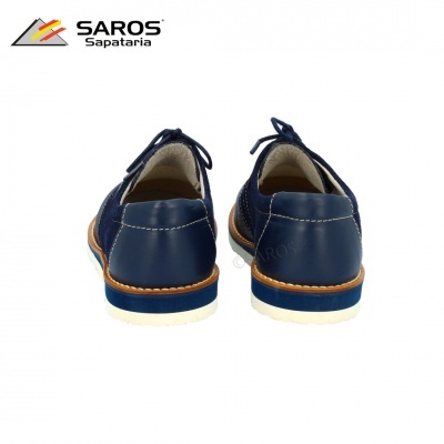 Sapatos masculinos azuis de couro vistos de trás com atacadores e sola branca.