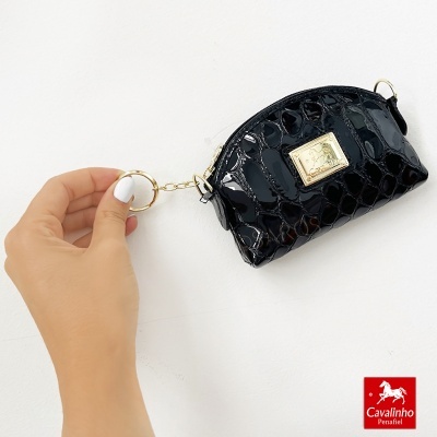 Bolsa pequena preta com textura de pele de crocodilo e fecho dourado