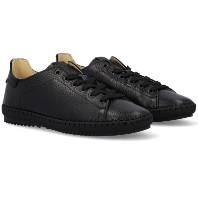 sapatilhas pretas de pele com atacadores e sola preta