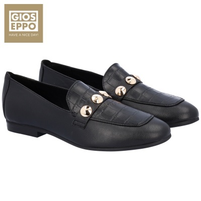 Sapatos mocassim pretos com botão dourado e padrão croco