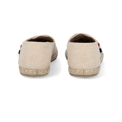 Par de alpercatas bege vistas de trás