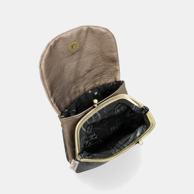 Carteira pequena de couro castanho com fecho de mola aberto mostrando interior forrado com tecido preto com escrita