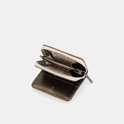 Carteira pequena castanha e bege com fecho de correr aberta, interior com padrão floral e compartimentos