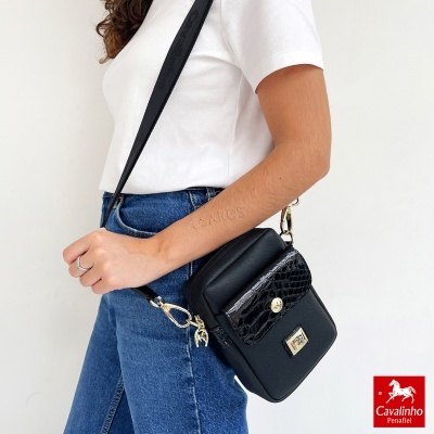 Mala preta pequena com bolso de pele de crocodilo e fecho dourado