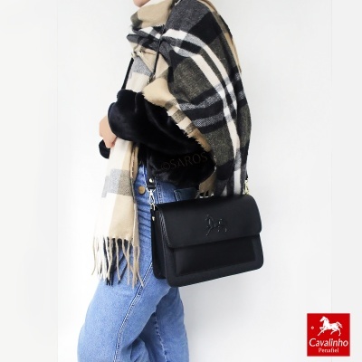 Mala preta em pele com cavalo em relevo e cachecol xadrez