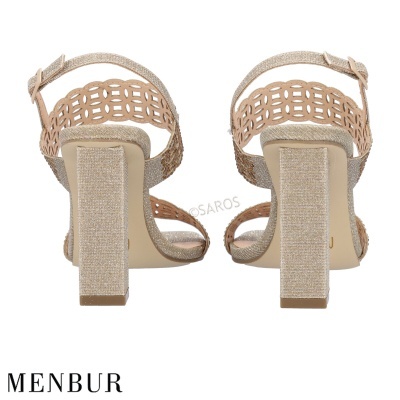 Sandálias douradas de salto alto com tiras entrelaçadas