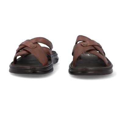 Chinelos masculinos castanhos com tiras cruzadas e sola preta