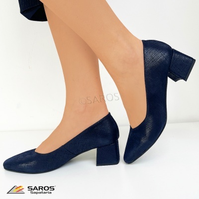 Sapatos de salto azul escuro com textura em padrão cruzado