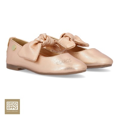 Sapatos tipo sapatilha dourados com laço decorativo