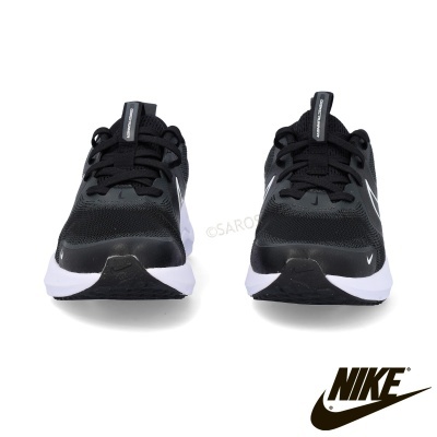 Par de sapatilhas desportivas Nike pretas e brancas vistas de frente