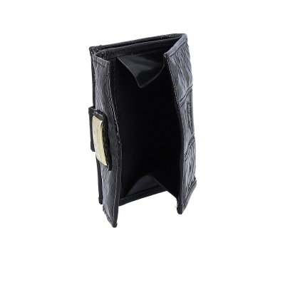 Carteira preta com textura crocodilo e fecho dourado