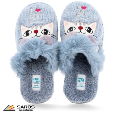 Chinelos de tecido azul claro com desenho de gato e pelo sintético azul