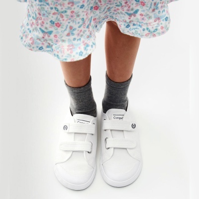 Tênis infantis brancos com fecho em velcro e vestido floral
