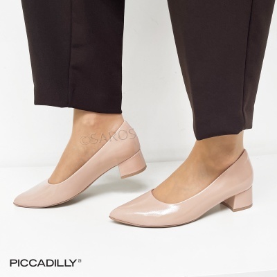 Sapatos cor-de-rosa de salto baixo em couro brilhante