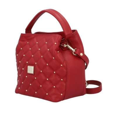 Mala de mão vermelha com tachas douradas e alça