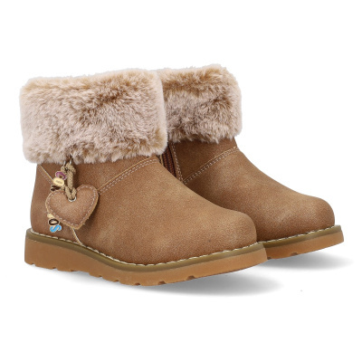 Botas castanho claro com pelo e pendente em forma de coração