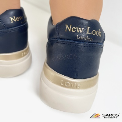 Sapatilhas azul escuro com sola branca e detalhes dourados e metálicos