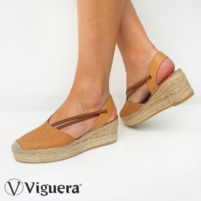 Sapatos espadrille castanhos com sola em corda e tiras elásticas