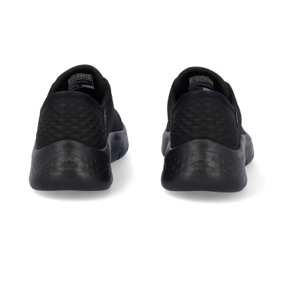 Par de sapatilhas pretas vistas de trás