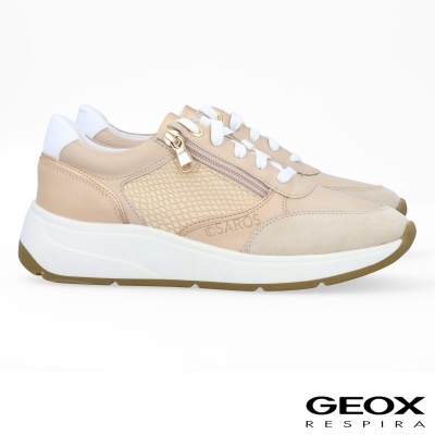 Par de sapatilhas Geox bege e branco com textura de crocô e fecho de correr