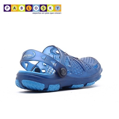 Sandália azul perfurada com fecho ajustável e sola antiderrapante, logo PABLOSKY visível