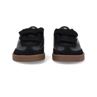 Par de sapatilhas infantis pretas com sola castanha e fecho em velcro