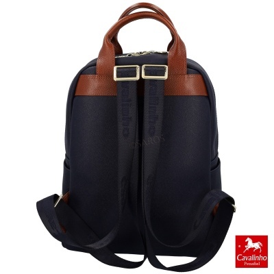 Mochila preta e castanha com alças ajustáveis e ferragens douradas da marca Cavalinho.