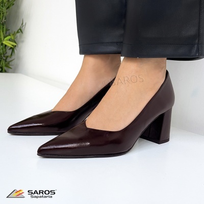 sapatos de salto alto em pele castanha escura com bico fino