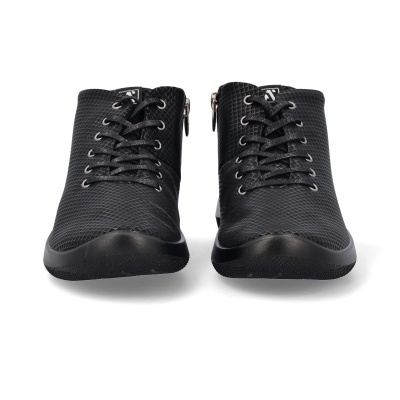 Sapatos pretos texturizados com atacadores e fecho de correr lateral