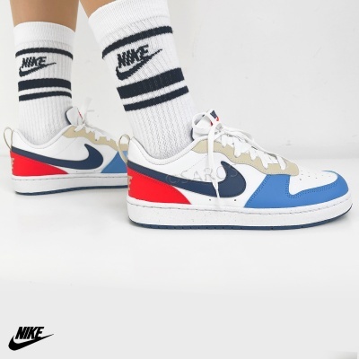 Ténis Nike multicoloridos com swoosh preto e meias brancas com logo Nike