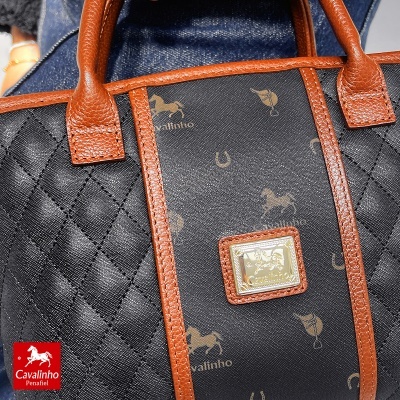 Mala preta com padrão acolchoado e detalhes em castanho com logo Cavalinho