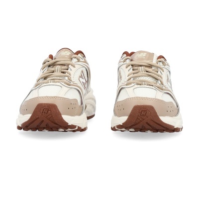 Par de sapatilhas de corrida New Balance bege e castanhas