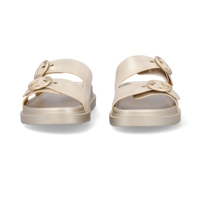 Sandálias douradas com duas tiras e fivelas