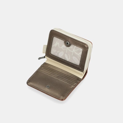 Carteira castanha pequena aberta com ranhuras para cartões e compartimento fechado por fecho