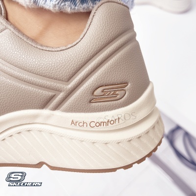 Calçado Skechers bege com sola branca e logótipo 'S' na lateral