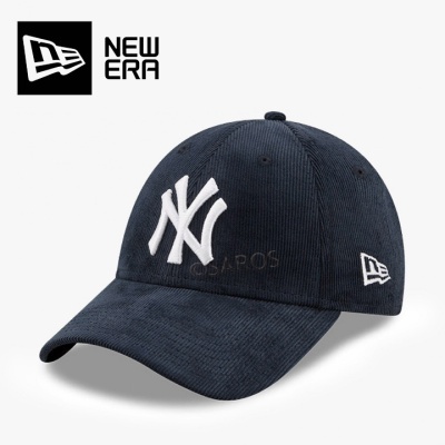 Boné azul escuro com logo branco NY e logo New Era na lateral