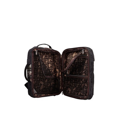Mala de viagem aberta com interiores em padrão castanho e bolsos em rede.